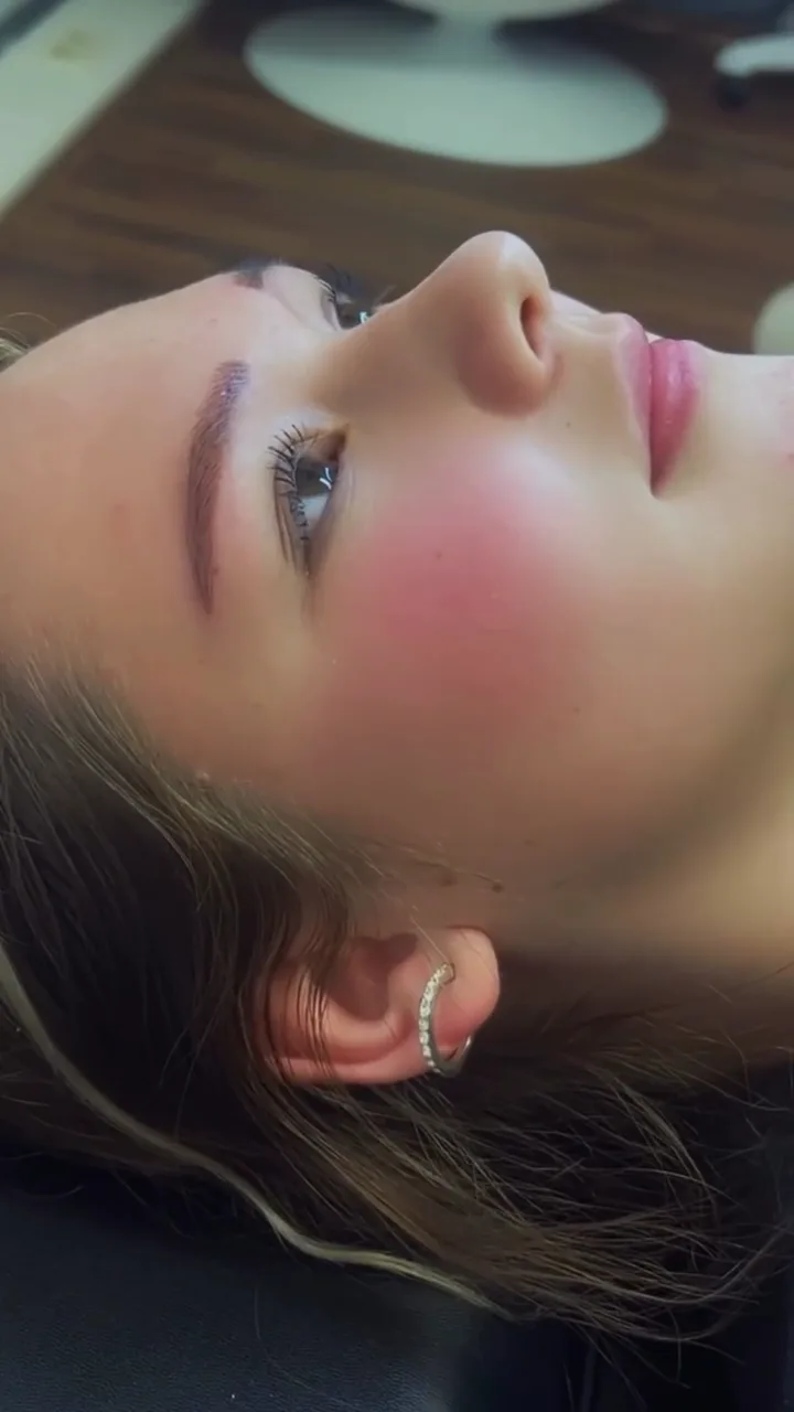Microblading-Verwandlung im Studio Beauty by Vlora